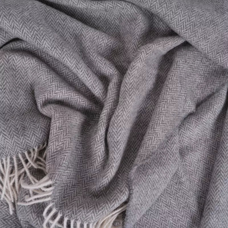 grijs wollen plaid met visgraat motief