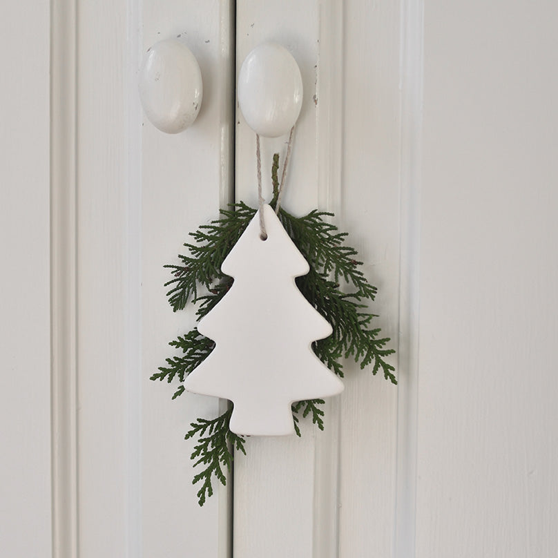 Matte, witte kerstboom van keramiek.
