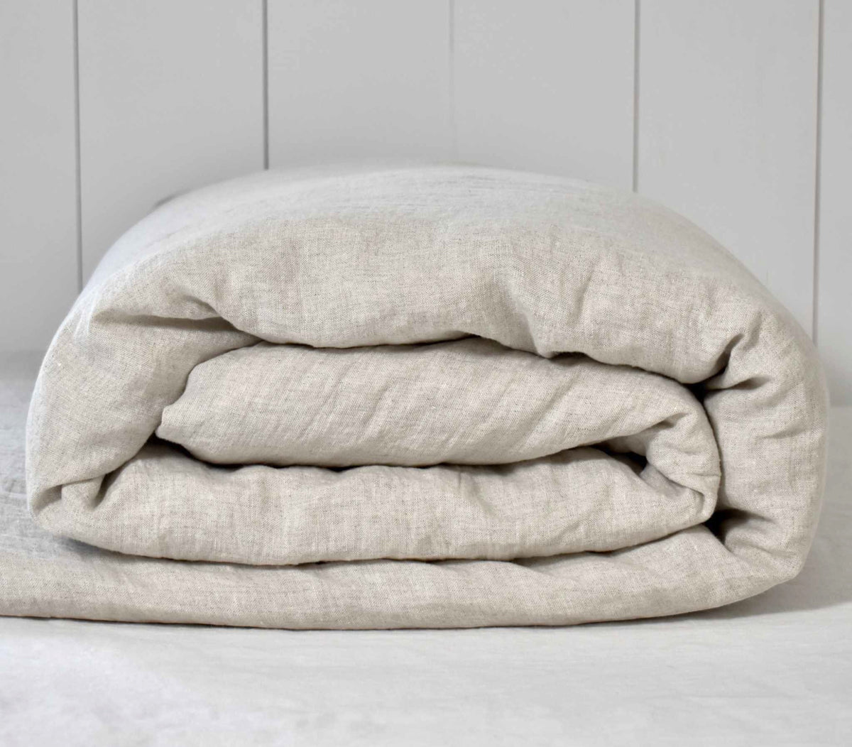 Duurzaam beige dekbedovertrek van gewassen linnen in zandkleur.