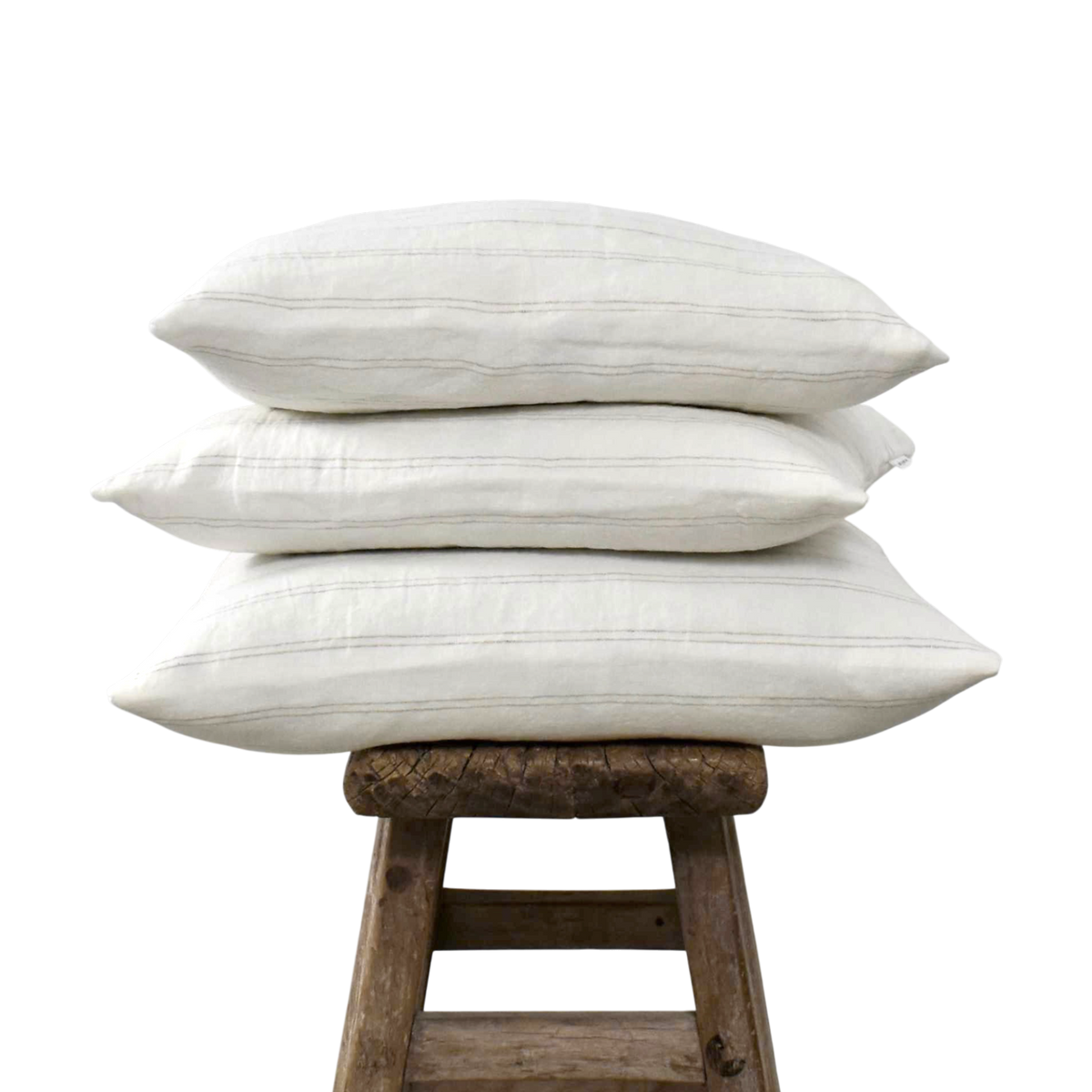 Melkwitte linnen sierkussens met dunne vlaskleurige streep, set van 3 stuks.