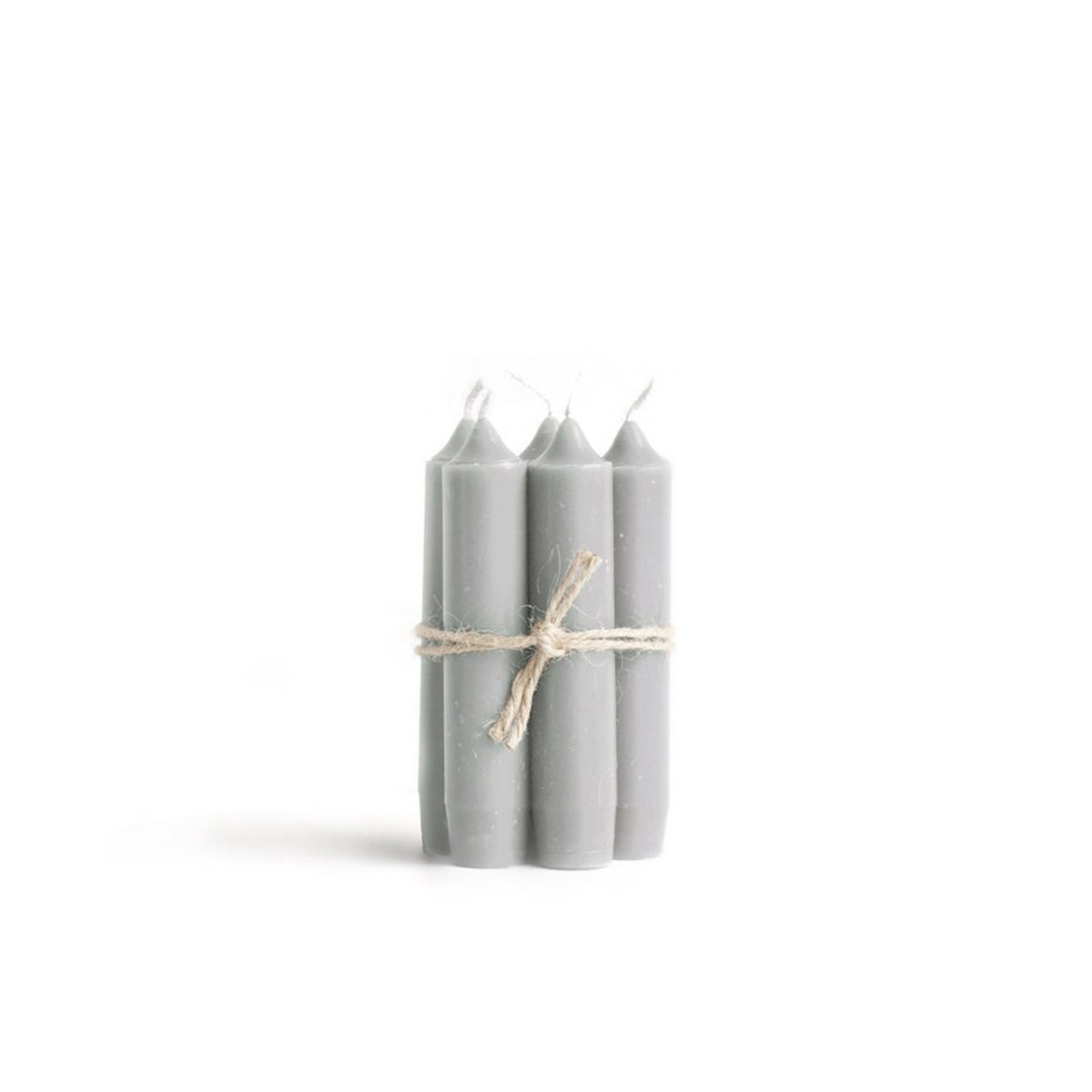 Set van 5 lichtgrijze, korte tafelkaarsen.