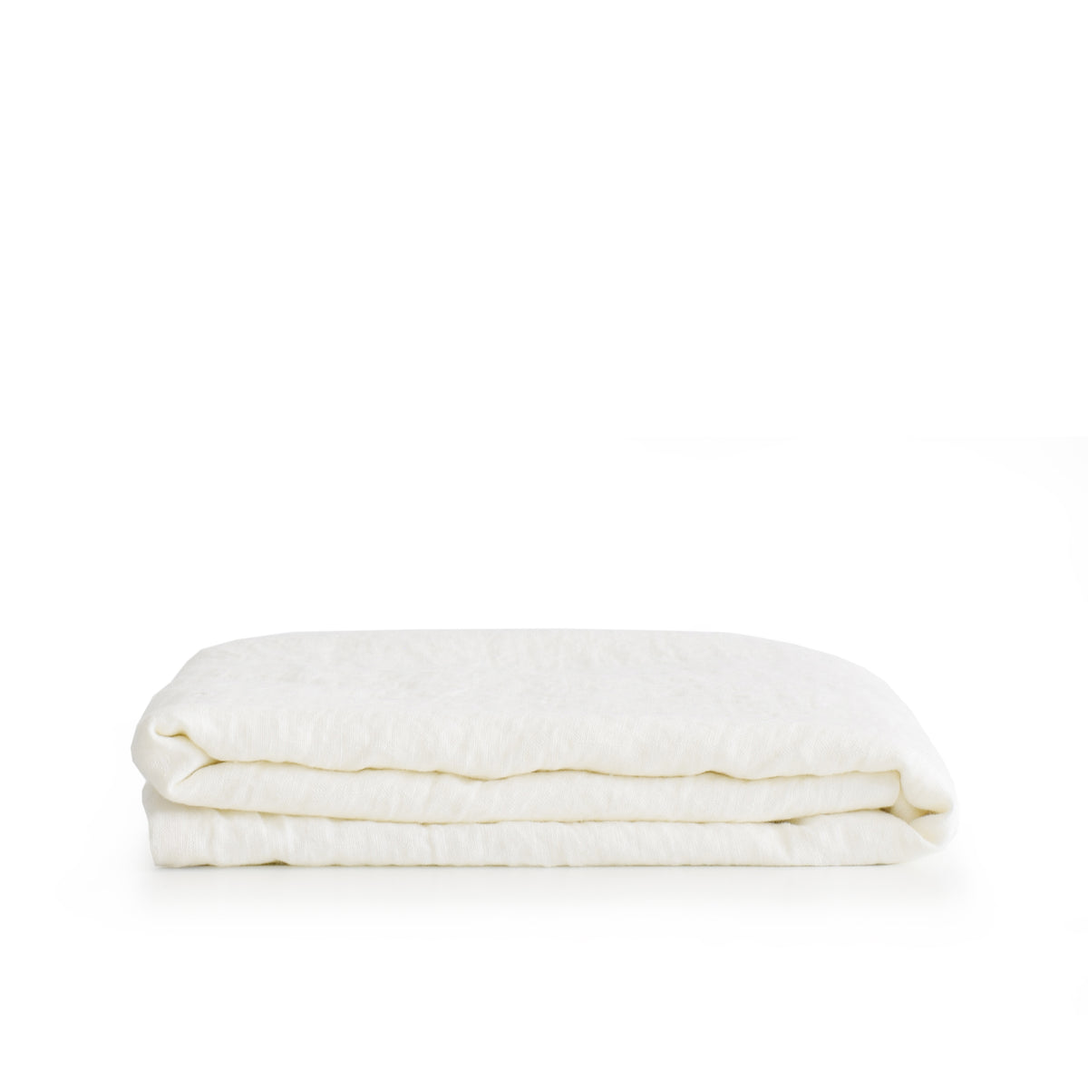 Gewassen, linnen tafellaken in de kleur off white.