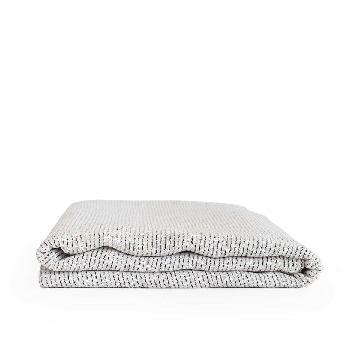 Off white tafellaken van gewassen linnen met een donkergrijs streepje.