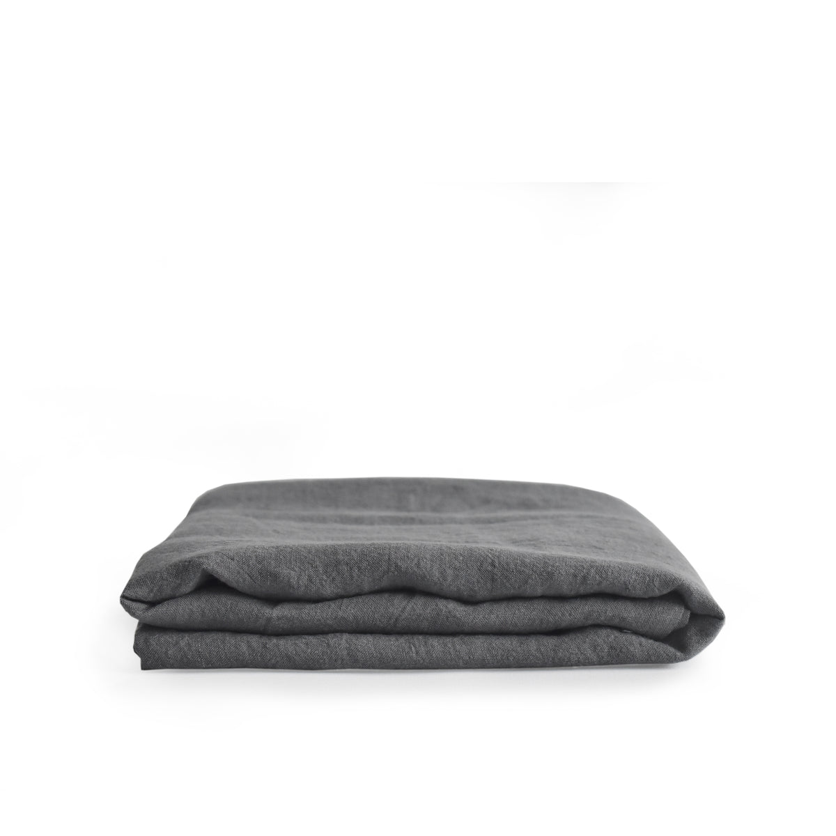 Gewassen, linnen tafellaken in een donkergrijze kleur.