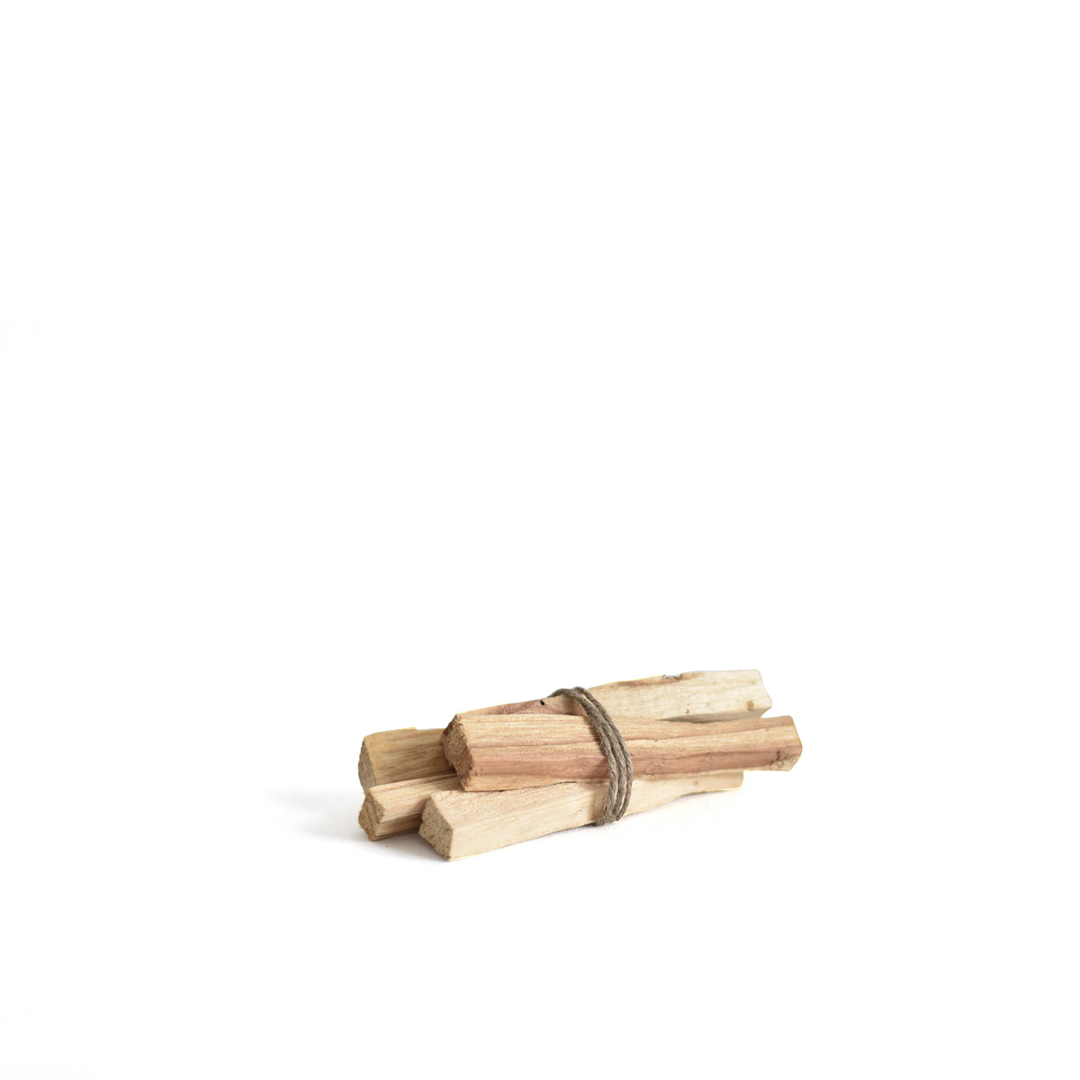 Bundel met houten geurstokjes.