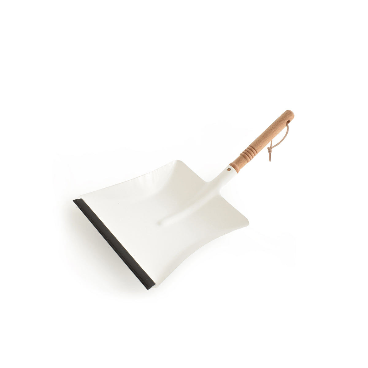 Stofblik gemaakt van wit metaal met een houten handvat.