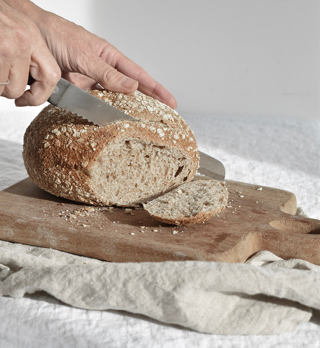 keuken met beige linnen theedoek