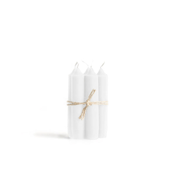 Set van 5 witte, korte tafelkaarsen.
