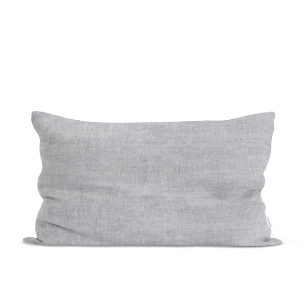 Sierkussen van lichtgrijs gewassen linnen 40 x 60 cm.