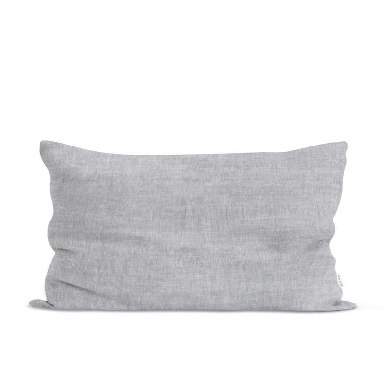 Sierkussen van lichtgrijs gewassen linnen 40 x 60 cm.