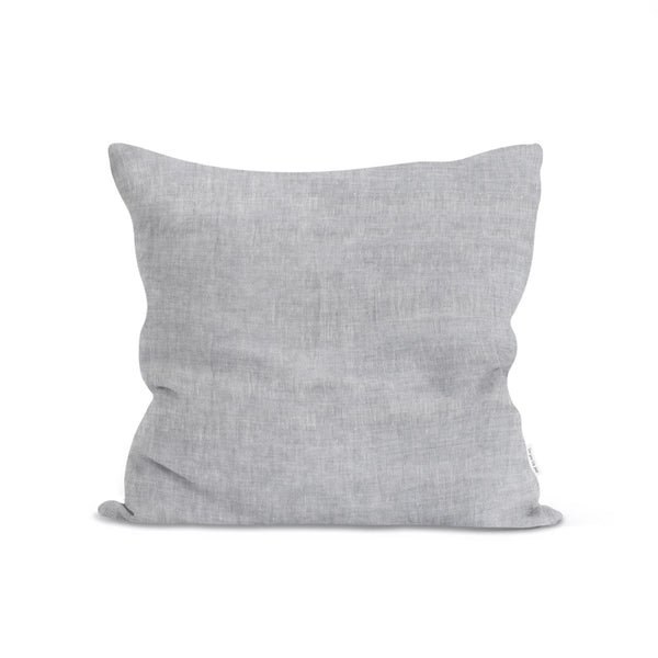 Sierkussen van lichtgrijs gewassen linnen 50 x 50 cm.
