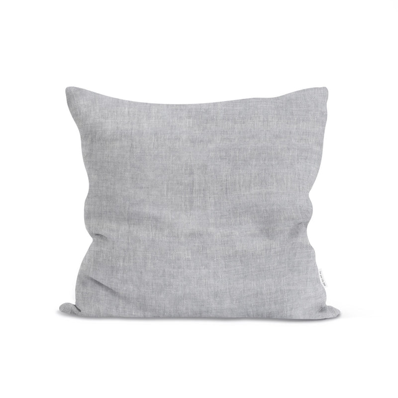 Sierkussen van lichtgrijs gewassen linnen 50 x 50 cm.