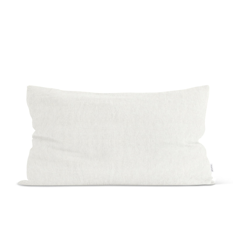 Sierkussen van off white gewassen linnen 40 x 60 cm.