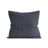 Sierkussen van donkergrijs gewassen linnen 50 x 50 cm.