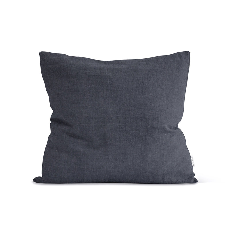 Sierkussen van donkergrijs gewassen linnen 50 x 50 cm.