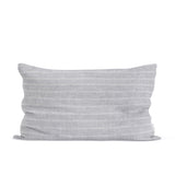 Sierkussen van blauwgrijs gewassen linnen met een fijn streepje 40 x 60 cm.