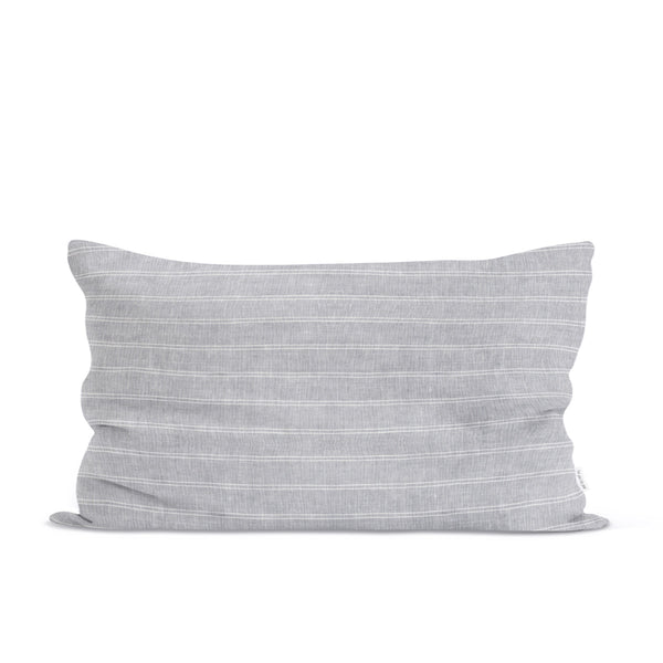 Sierkussen van blauwgrijs gewassen linnen met een fijn streepje 40 x 60 cm.