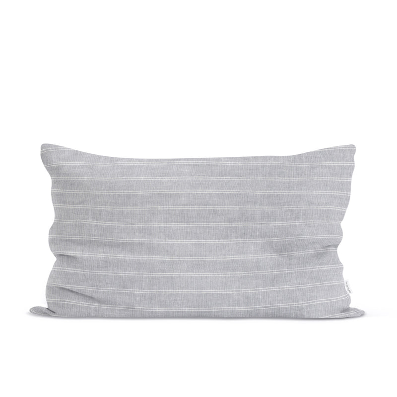 Sierkussen van blauwgrijs gewassen linnen met een fijn streepje 40 x 60 cm.