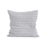 Sierkussen van blauwgrijs gewassen linnen met een fijn streepje 50 x 50 cm.