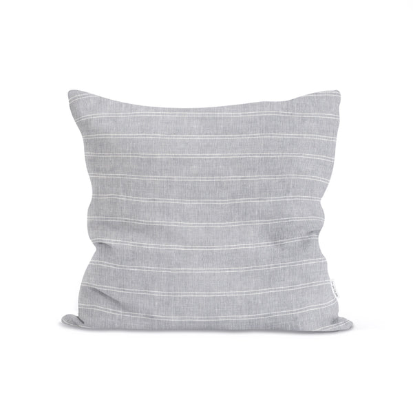 Sierkussen van blauwgrijs gewassen linnen met een fijn streepje 50 x 50 cm.