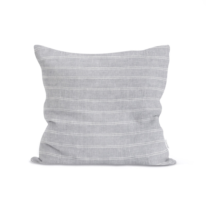 Sierkussen van blauwgrijs gewassen linnen met een fijn streepje 50 x 50 cm.