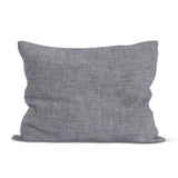 Gemêleerd linnen kussensloop van donkergrijs gewassen linnen.