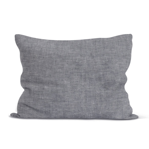 Gemêleerd linnen kussensloop van donkergrijs gewassen linnen.