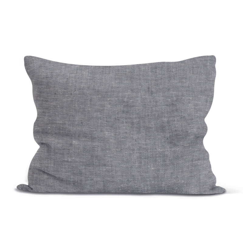 Gemêleerd linnen kussensloop van donkergrijs gewassen linnen.