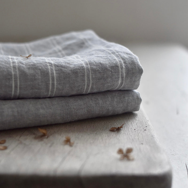 Linnen theedoek in grijsblauwe tint met fijn streepje.