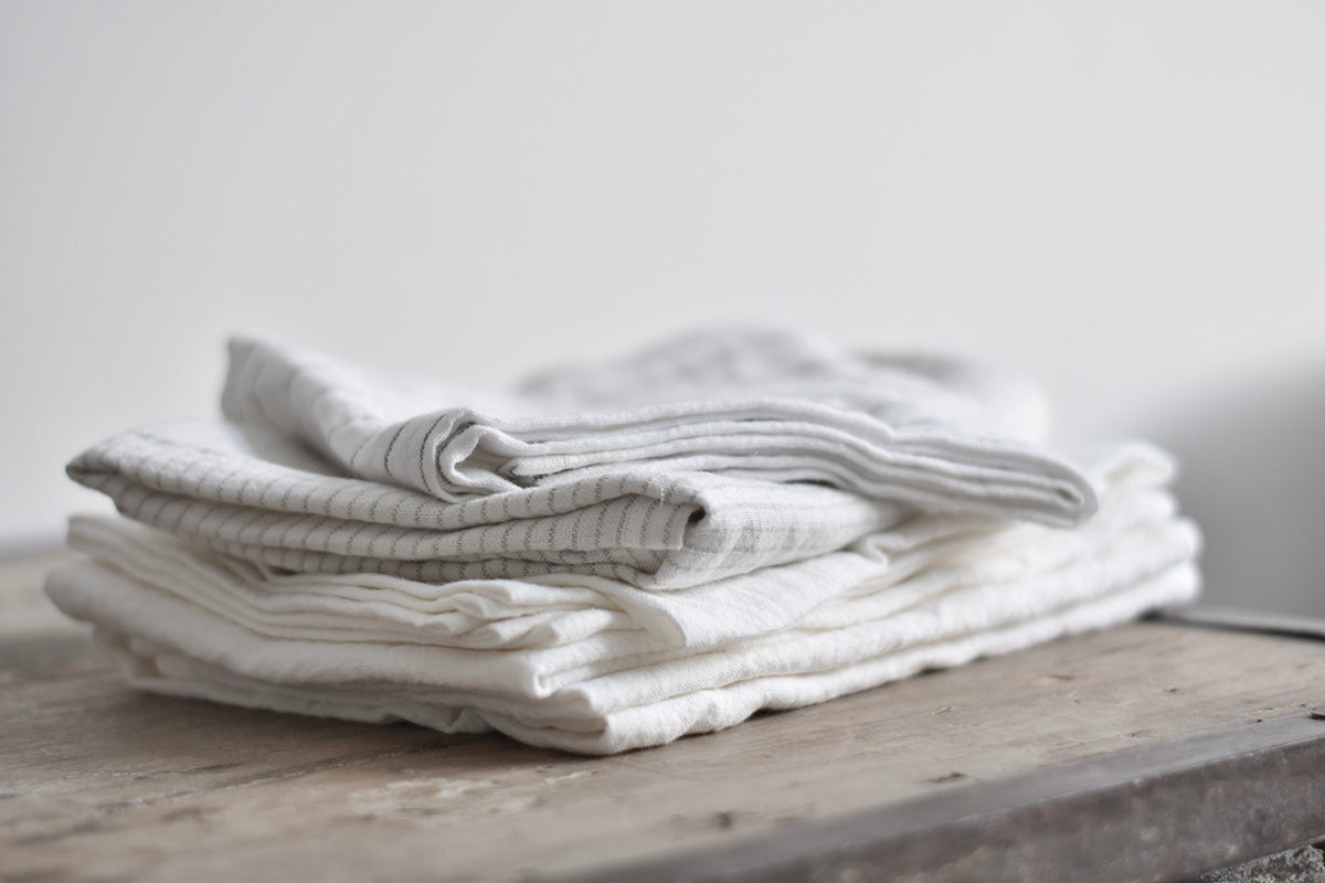  linnen theedoeken set met de kleuren milk, pinstripe flax en stripe chocolate