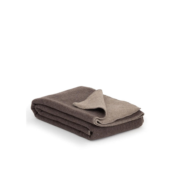 Wollen deken met licht -en donkerbruine kant.
