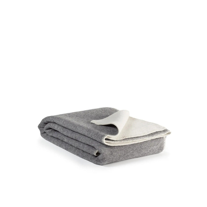 Grijs gemêleerde wollen deken.