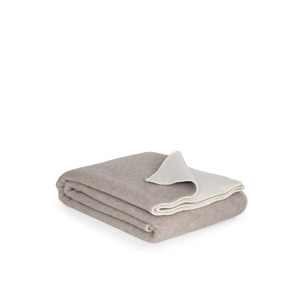 Zandkleurige merino wollen deken.