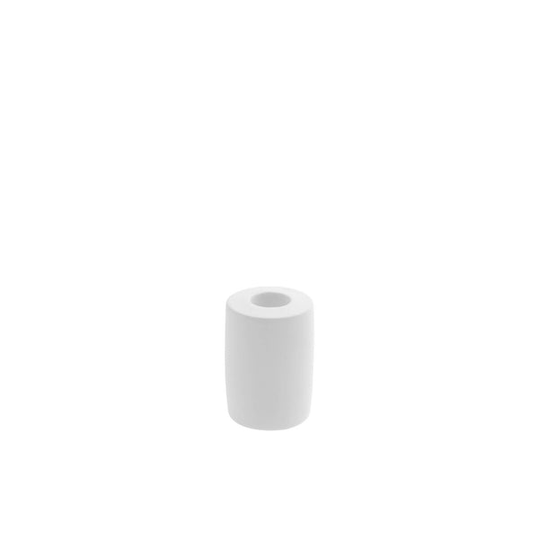 Kleine, eenvoudige kandelaar van mat, wit keramiek.