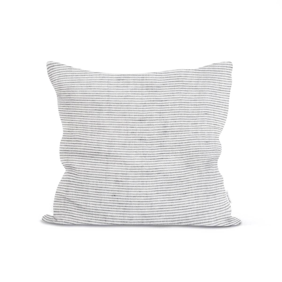 Sierkussen geweven van off white garen met een donkergrijs streepje 50 x 50 cm.
