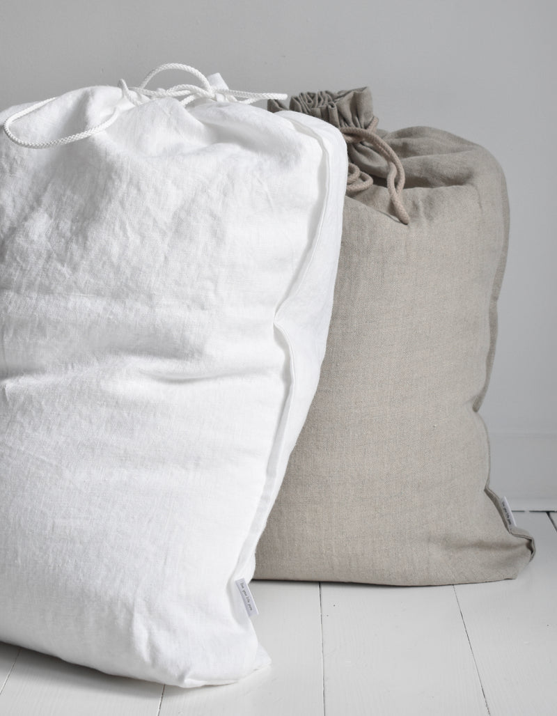 Set van twee grote linnen zakken in wit en naturel kleur.