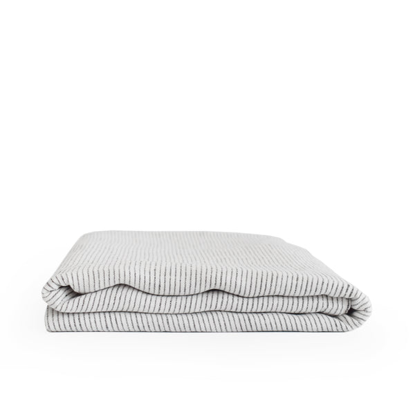 Off white tafellaken van gewassen linnen met een donkergrijs streepje. 
