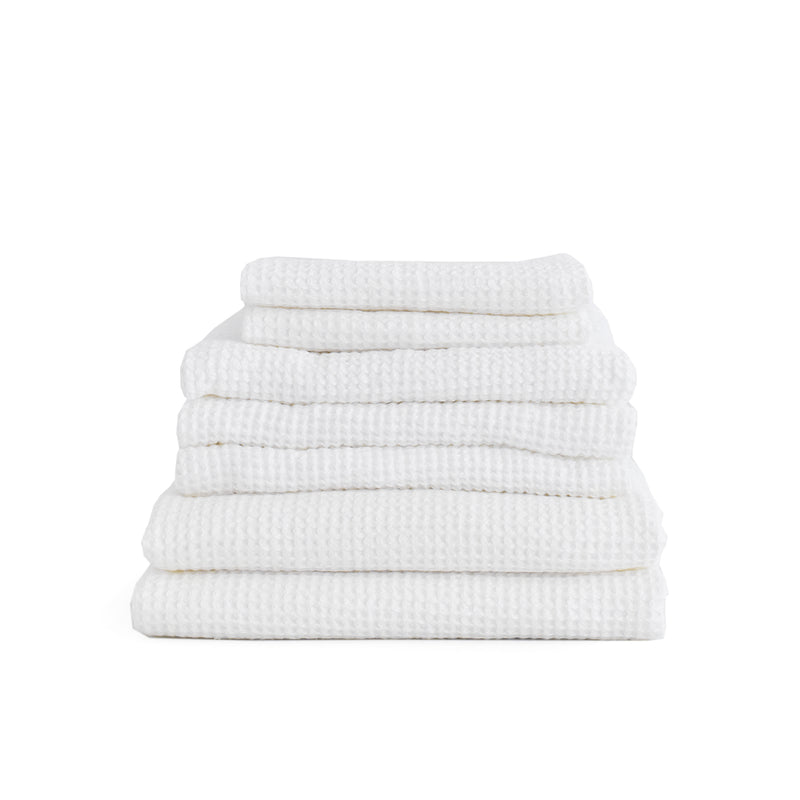 Stapel met witte, linnen wafel badhanddoeken.