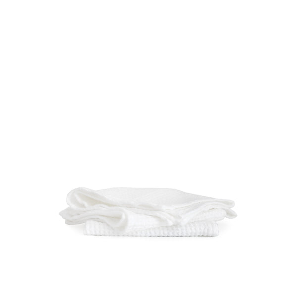 Stapeltje witte, linnen vaatdoeken met wafelstructuur.
